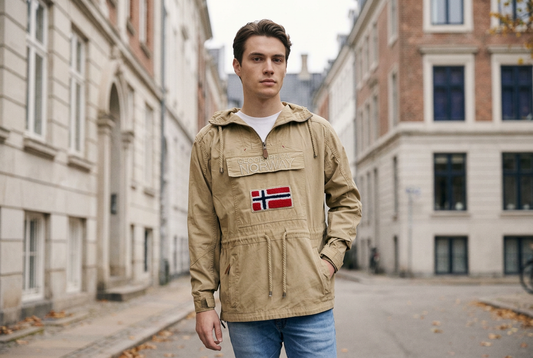 Modello con giacca beige Geographical Norway in un contesto urbano, immagine rielaborata con AI.
