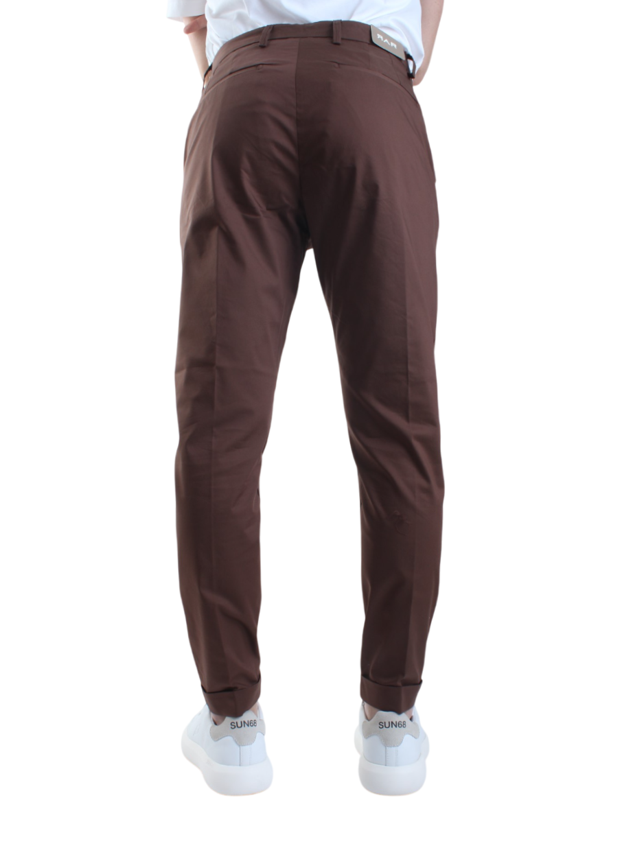 Rar pantaloni Rio con pinces slim fit marrone